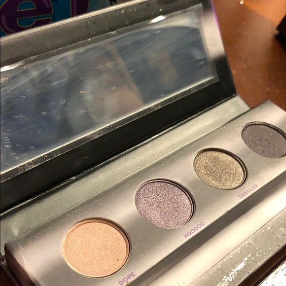 Urban Decay “urban vices” palette - Picture 4 of 4
